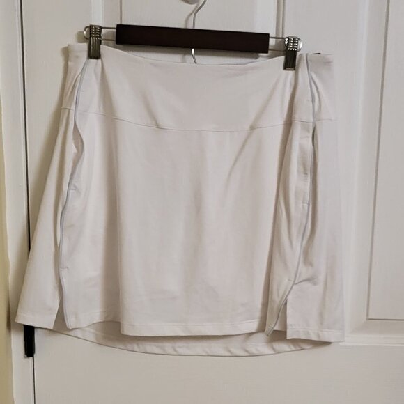 Nike Pants - Nike white with light grey stripe skorts Size Large NWT